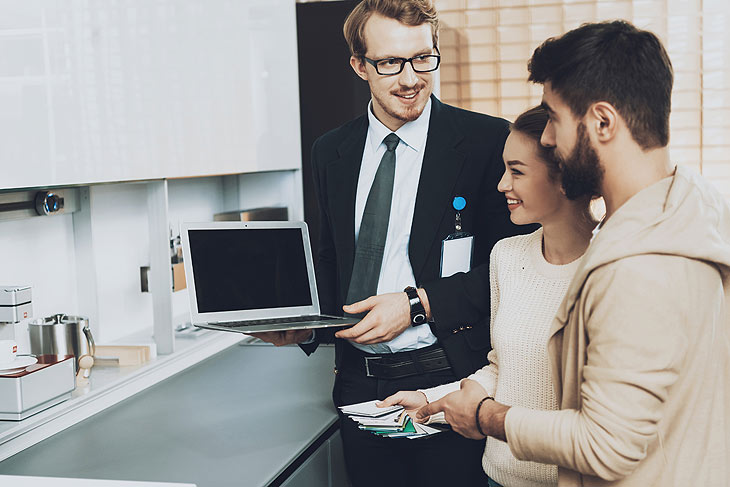 innovative Küchenstudios in München bieten auch Planung für Traumküchen per Compter oder sogar Video-Call an  (©Foto: iStock T. Turovska)